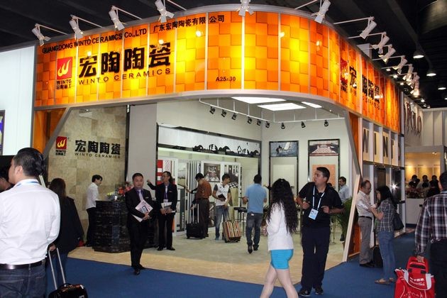 图6、要想找个人少的时段拍摄宏陶展位全貌还真不容易.jpg