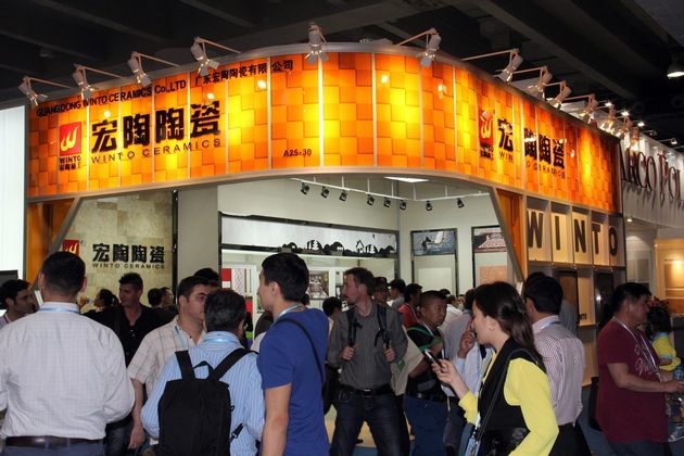 图3、宏陶陶瓷绿色环保型特装展位人气鼎旺.jpg