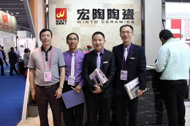 图4、宏陶市场总监霍达炎与宏陶出口部精英合影.jpg