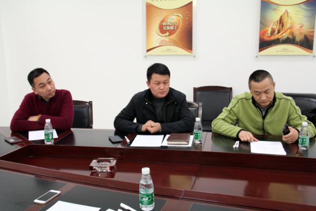 图6、宏陶广东线销售副总庞永江（左一）、仿古砖销售副总曹刚毅（中）、釉面砖销售副总王虎明（右一）在审评会的的情景.jpg