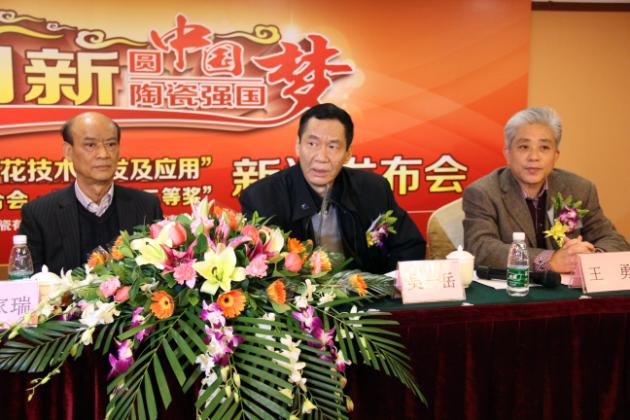 图4、中国建材联合会副会长、广东建材协会会长吴一岳（左二）盛赞宏陶公司历史以来的技术研发与创新