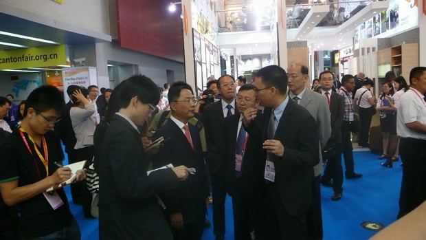 图2、国家商务部副部长蒋耀平，中国五矿化工进出口商会会长陈峰等领导一行视察中国建陶行业知名企业宏陶陶瓷展位，并听取了企业出口总经理伍剑锋的汇报
