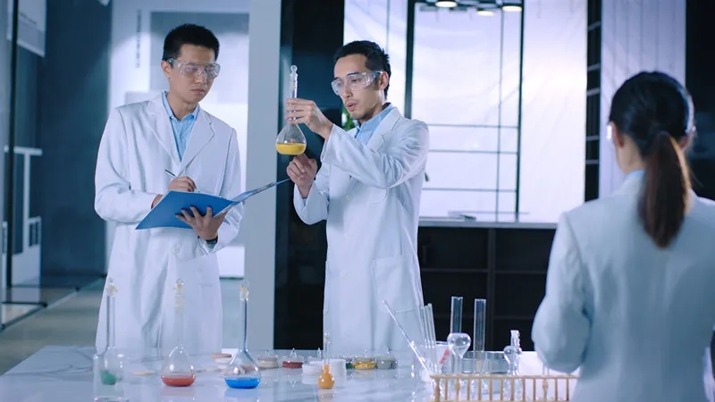 宏陶瓷砖科研人员2