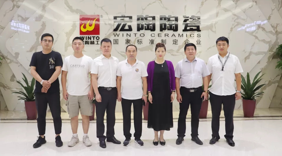 陶瓷砖地砖品牌总经理曹刚毅、哈尔滨宏陶经销商负责人石立祥合影