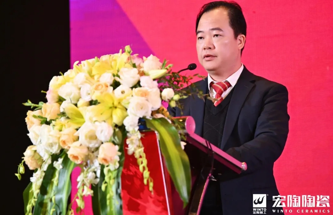 宏陶瓷砖地砖集团陶瓷控股销售副总经理梁慧才致辞