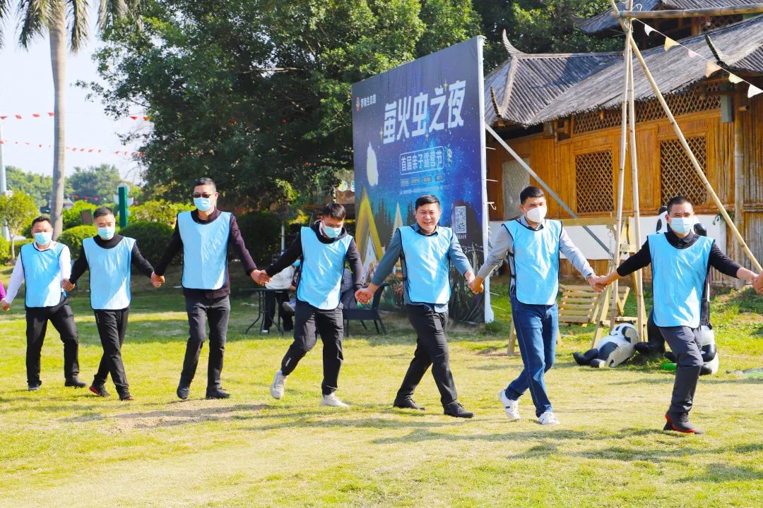 宏陶瓷砖地砖全体员工既是一场娱乐，又是一场团队精神的训练图片