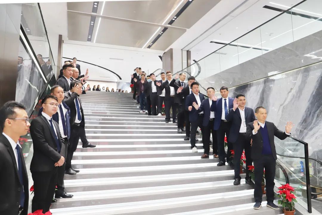 全体宏陶员工在公司神位前有序地欢迎仪式